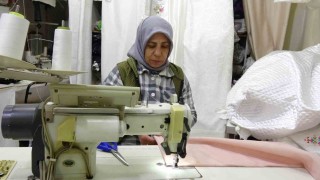Kadın terzi, veresiye aldığı makinelerle kendi işini kurdu