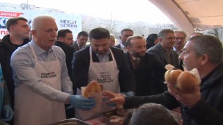 Kağıthanede balık ekmek şöleni: 25 bin kişiye 6 tona yakın balık ekmek, helva ve gazoz ikramı
