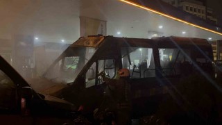 Kağıthanede benzin istasyonunda 2 minibüs alev aldı