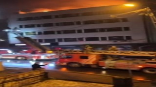 Kağıthanede binanın çatısı alevlere teslim oldu