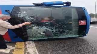 Kağıthanede devrilen cezaevi nakil aracından yaralıların kurtarılma anları görüntülendi