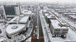 Kahramanmaraşta kar sevinci yaşanırken, ekipler de sahada görev yapıyor