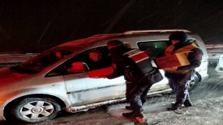 Kahramanmaraşta yolda mahsur kalan vatandaşlara jandarmadan yardım