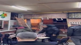 Kahvehanenin duvarları parçalansa da oyunlarına devam ettiler