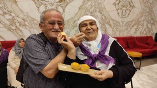 Kalbi sağ tarafta olan umreci 49. evlilik yıl dönümünü Mekkede kutladı