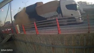 Kaldırımda yürürken hayatının şokunu yaşadı