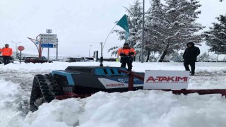 Kaldırımlar robotik araçlarla kardan temizleniyor