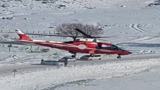 Kalp krizi geçiren vatandaş karlı yola inen ambulans helikopterle hastaneye kaldırıldı