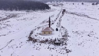 Kamp severlerin uğrak noktası Aladağlarda kış güzelliği