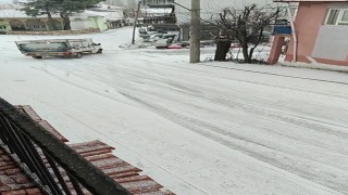 Kamyonet buzlanan yolda kayarak ilerledi