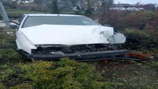 Kamyonet ile çarpışan otomobildeki 3 kişi yaralandı