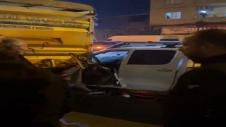Kamyonete çarpan pikabın sürücüsü sıkıştığı yerden itfaiye ekiplerince çıkartıldı