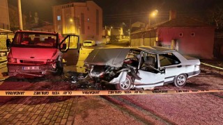 Kamyonetle otomobil çarpıştı, 3 kişi yaralandı