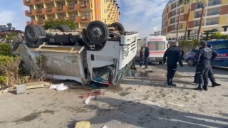 Kamyonun arkadan çarptığı çöp kamyonu devrildi: 1i ağır 3 işçi yaralandı