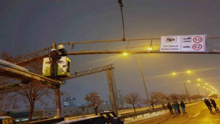 Kamyonun çarptığı trafik levhası itfaiye ekiplerince düzeltildi