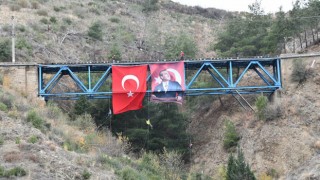 Kanlıgeçit Tren Köprüsü’nde Al Bayrak Dalgalandı