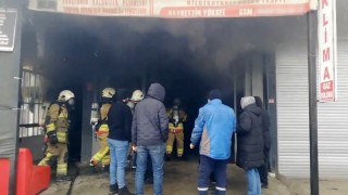 Kapalı dükkandan çıkan dumanı fark etti, sanayi çarşısını kurtardı
