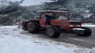 Kapanan Köy Yollarını Muhtar Kendi Traktörüyle Açtı