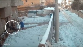 Kapıdan çıkan yerde kaldı: Evden çıkan herkes buzda kaydı
