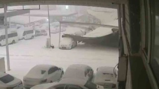 Kar ağırlığına dayanamayan sundurmanın araçların üzerine çöktüğü anlar kamerada