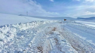 Kar kalınlığının yer yer 2 metreyi bulduğu bölgede yol açma çalışması