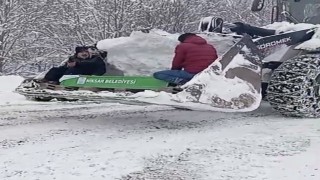 Kar nedeniyle yol kapandı, cenaze iş makinesiyle taşındı