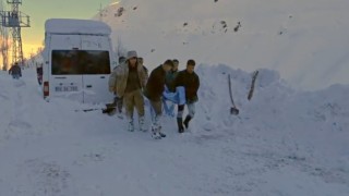 Kar temizlerken damdan düştü, ekipler hastaneye yetiştirdi