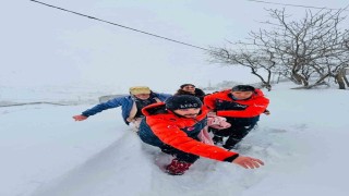 Kar, tipi, soğuk dinlemedi, AFAD 400 metre sırtında taşıdı
