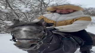 Kar üstünde dört nala at şovu