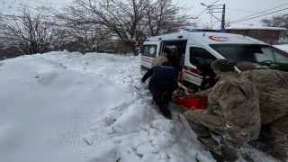 Kar ve tipiden yolu kapanan köydeki hasta kadın hastaneye ulaştırıldı