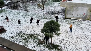 Kar yağışı altında futbol müsabakası  dronla görüntülendi