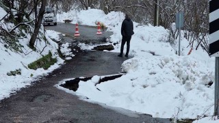 Kar yağışı sonrası mahalle yolu heyelana teslim oldu