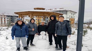 Kar yağışı sürücülere zor anlar yaşatırken çocukları mutlu etti
