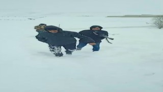 Kar yağışı yolları kapattı, kırsalda yaşayanlar temel ihtiyaçlarını karşılamak için kilometrelerce yol yürüdü