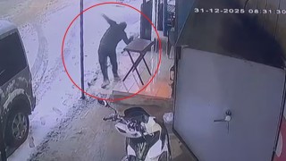 Kar yağışından dolayı kayganlaşan zemine ayağını atan yerle bir oldu