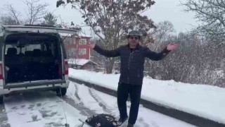 Kar yağışını aracın arkasına bağlanan kızaklarla kutladılar