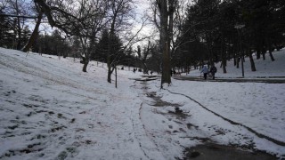 Kar yağışını fırsata çeviren Ankaralılar parklara akın etti