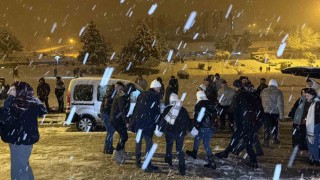 Kar yağışını horon ve halay oynayarak karşıladılar
