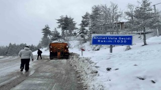 Karabükte kar yağışıyla birlikte karayolları çalışmalarını sürdürüyor