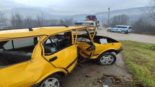 Karabükte otomobil demir bariyere çarptı: 1 yaralı