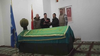 Karadona Hamza Beyin türbesine Sakal-ı Şerif hediye edildi