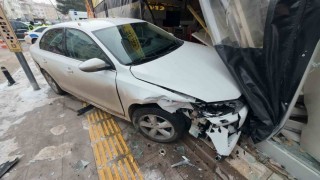 Karamanda 3 kişinin yaralandığı kazada otomobil iş yerine daldı