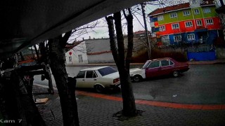 Karamanda bir sürücünün park halindeki otomobile aracıyla çarparak kaçtığı anlar kameraya yansıdı