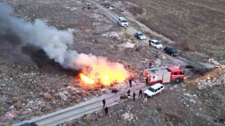 Karamanda boş arazide çıkan yangını itfaiye söndürdü
