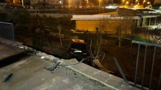 Karamanda kontrolden çıkan cip kafenin bahçesine uçtu