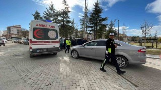 Karamanda otomobille çarpışan bisikletli yaralandı