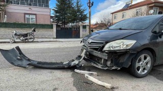 Karamanda otomobille çarpışan motosiklet sürücüsünün çenesi kırıldı