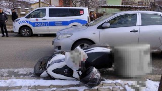 Karamanda otomobille motokurye çarpıştı: 1 yaralı