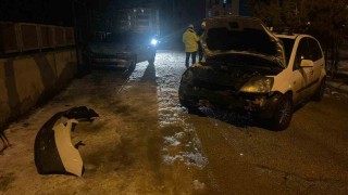 Karamanda park halindeki 2 araca çarpan otomobilin sürücüsü kaza yerini terk etti
