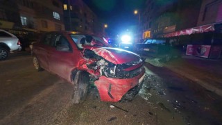 Karamanda park halindeki araca çarpan otomobilin sürücüsü yaralandı